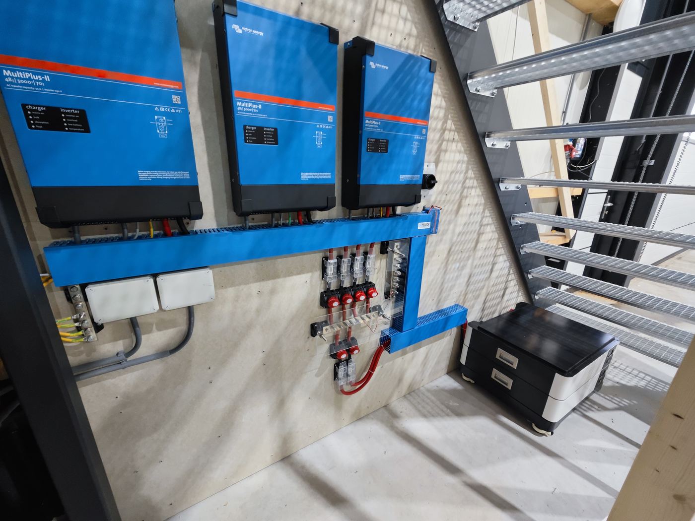 Detail van Victron MultiPlus-II installatie door Intelegy